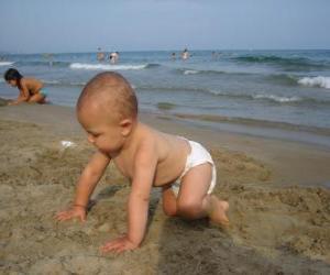 yapboz Bebek, sahilde